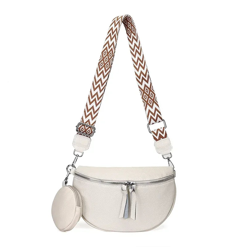 Sac banane femme en cuir blanc avec motif marron et blanc sur la bandoulière